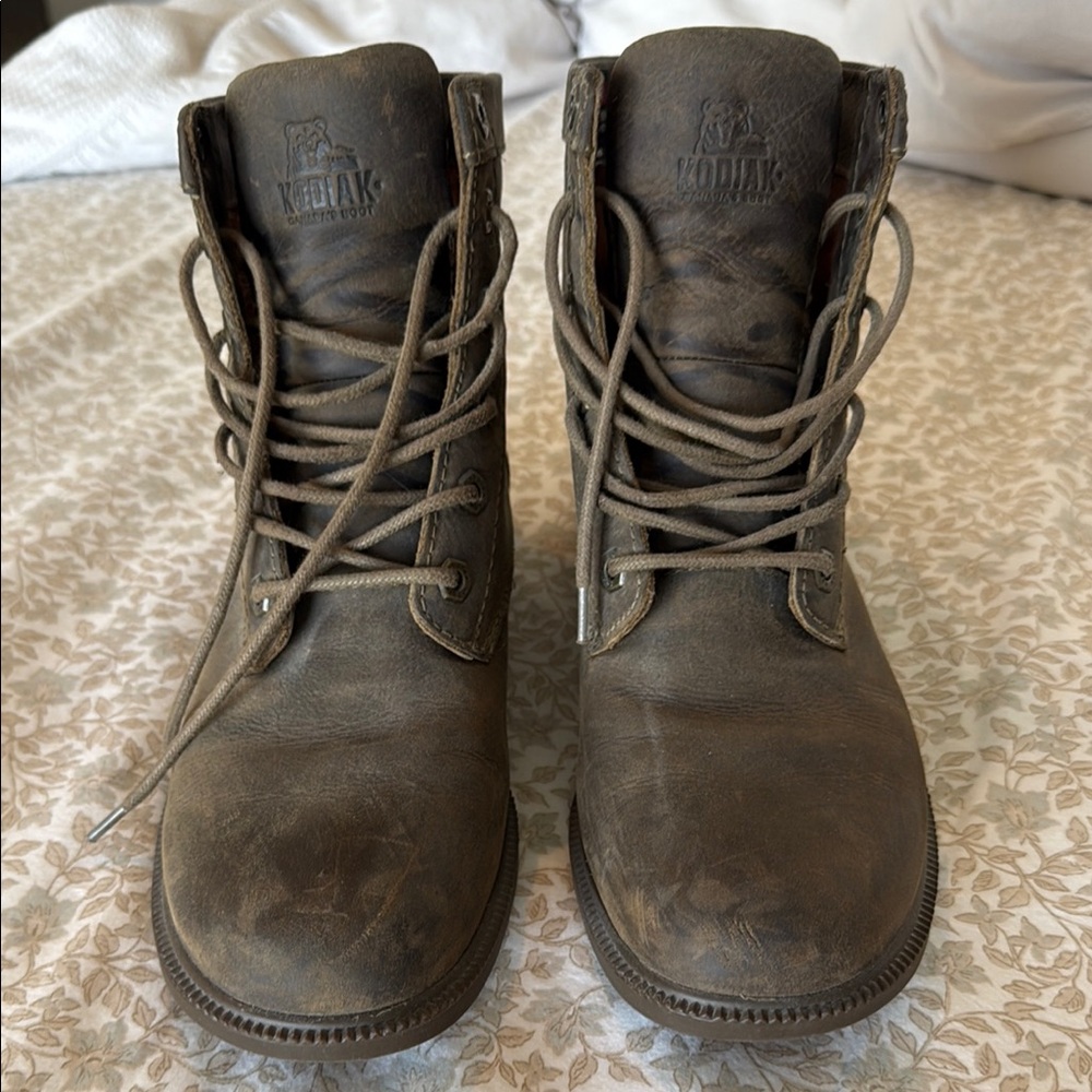Kodiak Brown Ankle-High Boots with Lace-Up Design